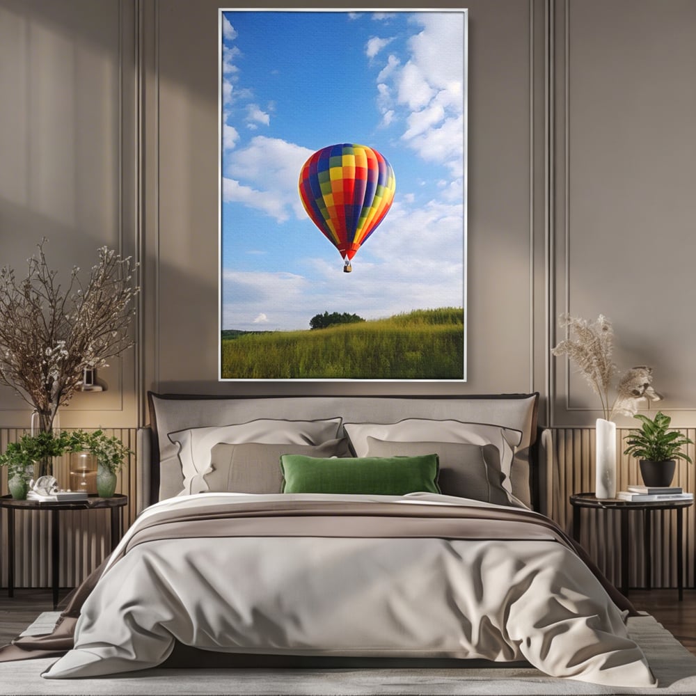 Tablou canvas cu tablou canvas cu balon cu aer cald, in rama de aluminiu argintiu, pe perete intr-un dormitor
